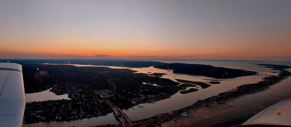 Golden hour last night over #NYC and #NJ 🛩️ #avgeek #flying #Rumson #FairHaven #SeaBright #photograghy #jerseyshore #PILOT  #freedomtower 🌅 <a href="/OneWTC/">One World Trade</a> <a href="/piperaircraft/">Piper Aircraft, Inc.</a>