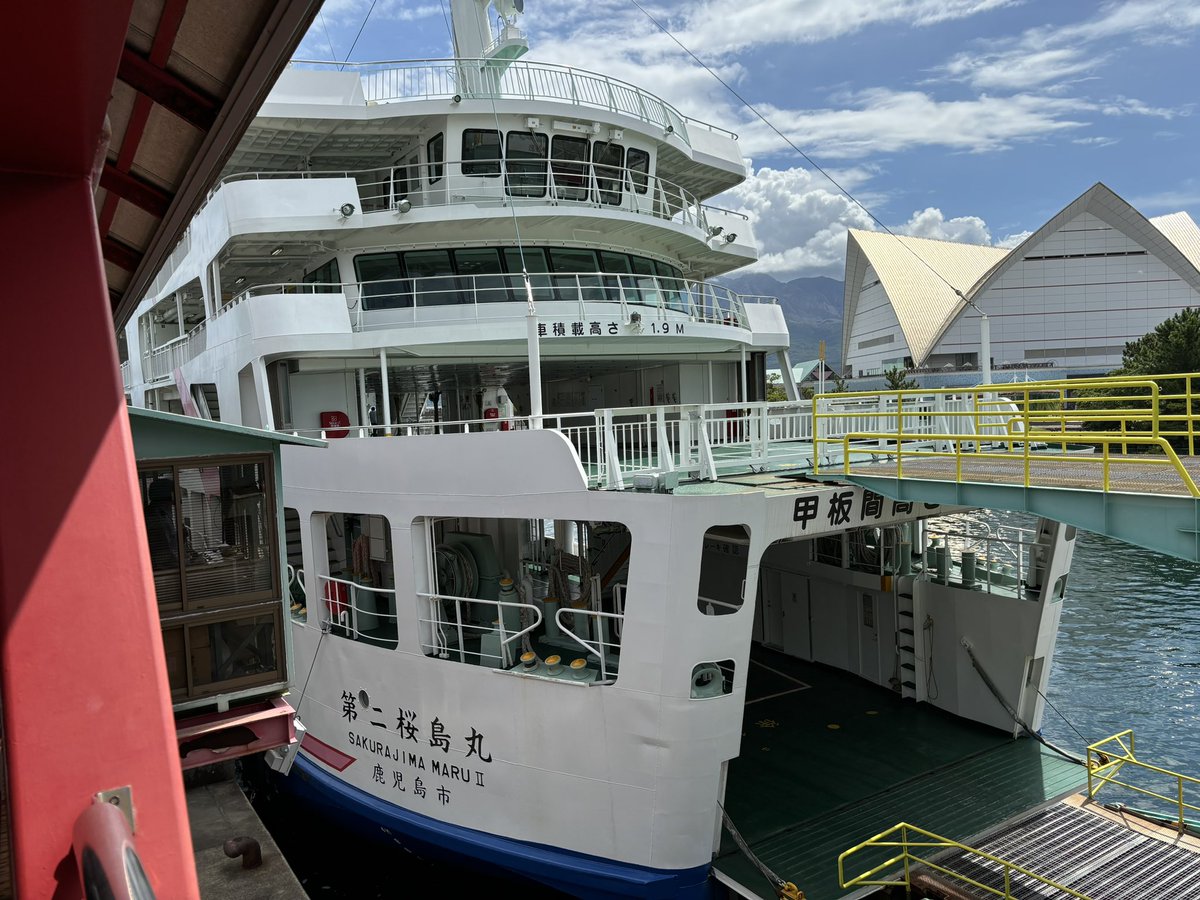 tanstaafl44's tweet photo. 最後の寄港地である鹿児島!
船のシャトルバスで市内に移動して、フェリーで桜島に上陸して、柿の木でラーメン食べて、お土産色々買ってきました😊
#ダイヤモンドプリンセス
#M423 https://t.co/iKvbhLdlrq
