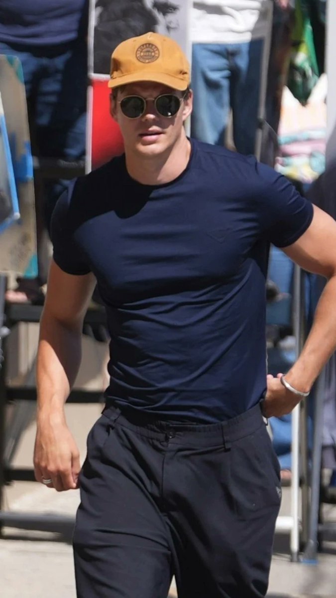 gfskarsgard's tweet image. Yes, Bill Skarsgard