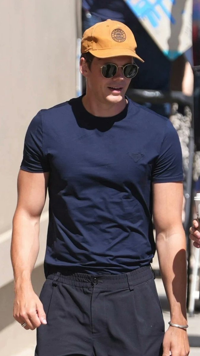 gfskarsgard's tweet image. Yes, Bill Skarsgard