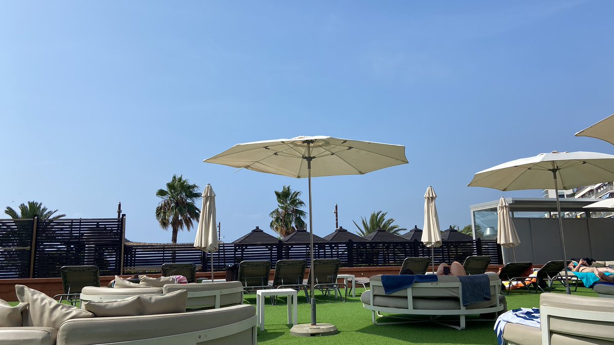 Frosty3392's tweet photo. Sooo, how’s the weather back home 🌞 🍻 🍹 https://t.co/Adym8vAIkR