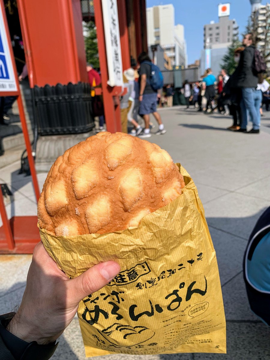 JaponEamigos's tweet photo. Hoy me dio una nostalgia enorme por el meronpan, especialmente el de Asakusa. 🍞💖 Ese sabor suave y dulce que siempre alegra el día.Y es tradición ir siempre allí a comernos el primero ¡No hay nada como disfrutarlo en ese rincón especial de Tokio! #EchandoDeMenos #Meronpan https://t.co/j3UfYXo24W