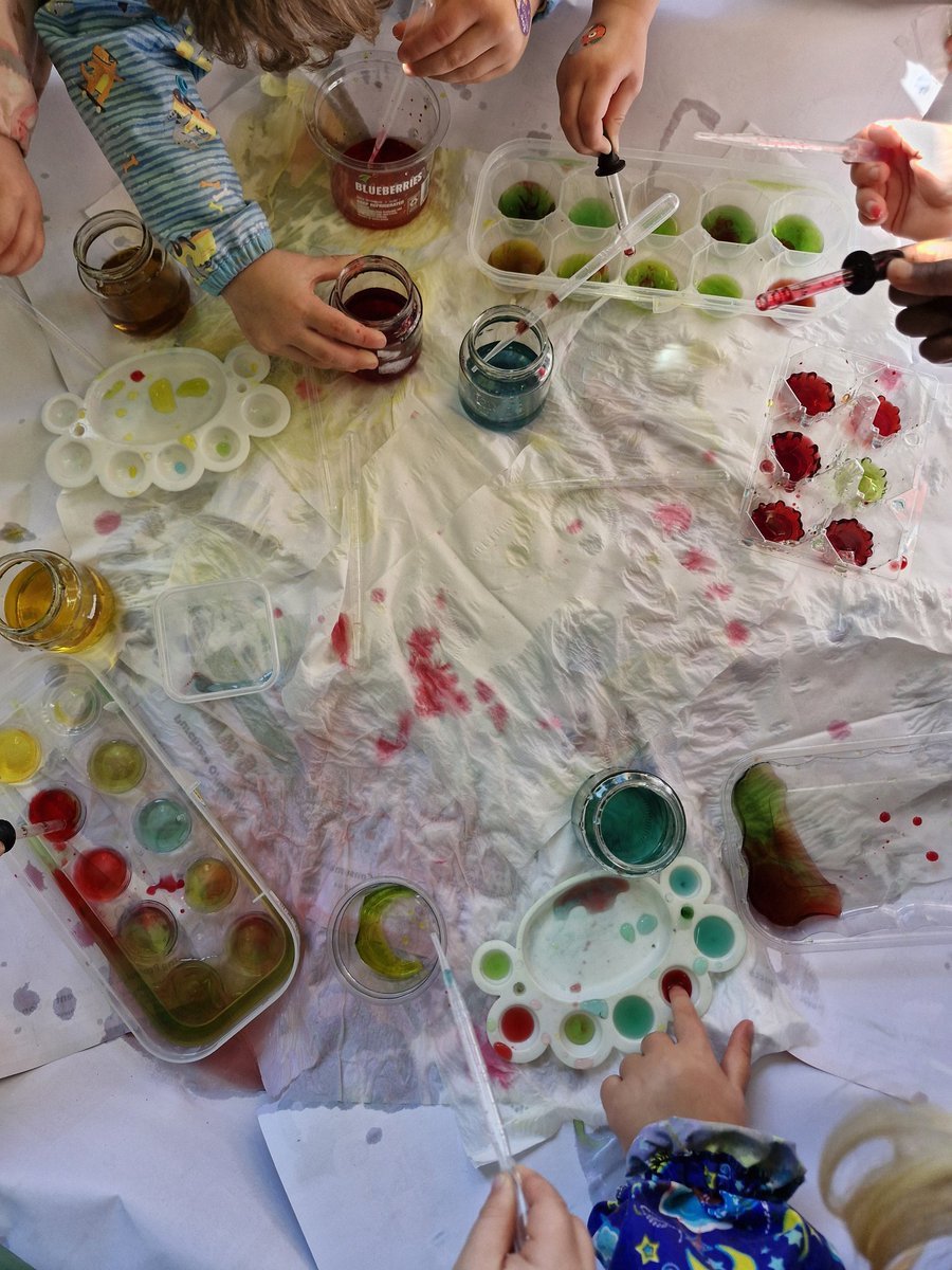 We have been investigating the colours in nature, how to change the colours we see, and how to create our very own colours!

We can learn SO much through play 🌈 

#learnthroughplay #earlyyears #outdoorlearning #nature #reggioinspired #preschool