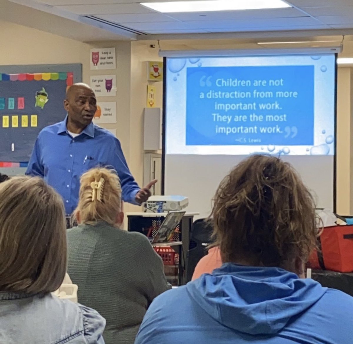 MsJennToledo's tweet image. Thank you @Principal_EL 👏🏽🙏🏽 for your inspiring presentation and signed book!
#IchoosetoStay #Curiousity #PassionateLeadership #Safe #Culture #EmbracetheStruggle #StayHumble #iTeach #MsToledo #ConditionsForSuccess #PositiveMindset #Innovation #Grateful #LifeLongLearner #RSDProud