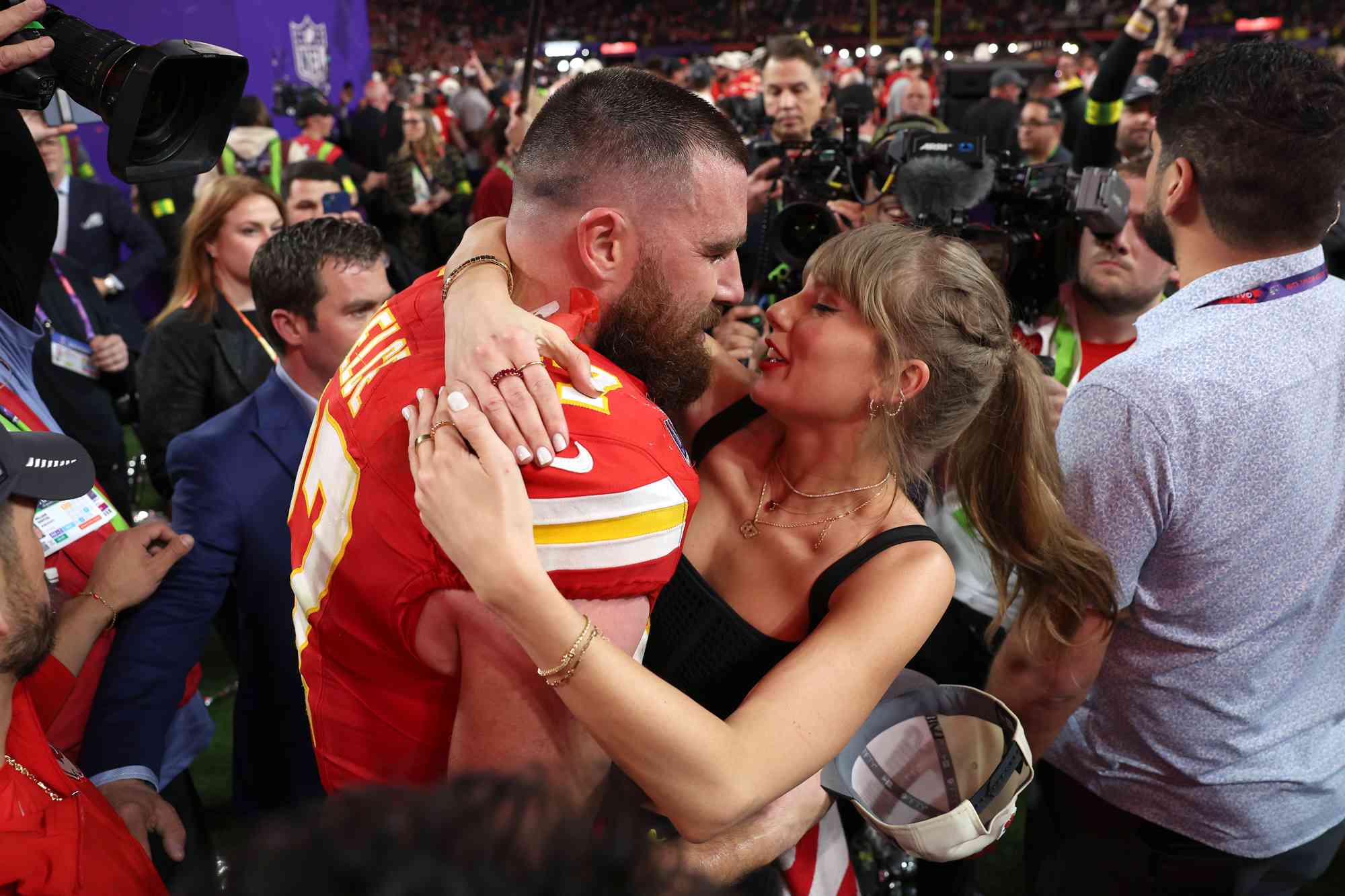 Taylor Swift Data on X: "Travis Kelce has reportedly ordered huge 51 boxes  of red roses for $31K to welcome Taylor Swift back to the US after  finishing Europe leg of The
