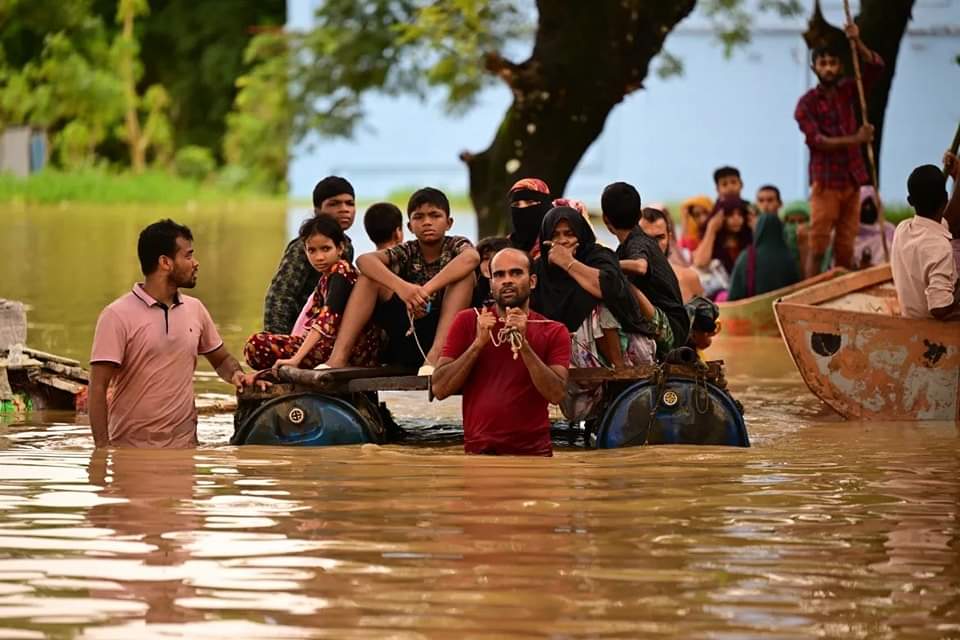 RufaidaRutba's tweet photo. #FloodInBangladesh
#PrayForBangladesh 
India opened farakka barrage without notifying us! Southern part of Bangladesh is under water now! Many people died! Alot of people are starving and bandly in need of relief!!! 🇧🇩
#ShameOnIndia https://t.co/SQavw2GYKO