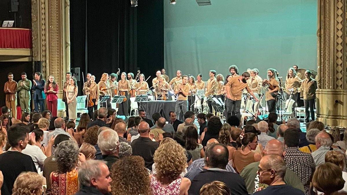 OMAC - Orquestra de Músiques d'Arrel de Catalunya (@omacorquestra) on Twitter photo Espectacular el que vam poder viure ahir al Teatre Casal de Vilafranca del Penedès gràcies als <a href="/Verds/">Castellers de Vilafranca</a>. Va ser un plaer portar-hi les melodies més emblemàtiques del món casteller, a les portes de la <a href="/fmvilafranca/">Festa Major de Vilafranca</a>.
#omac #omacorquestra #música #castells Espectacular el que vam poder viure ahir al Teatre Casal de Vilafranca del Penedès gràcies als <a href="/Verds/">Castellers de Vilafranca</a>. Va ser un plaer portar-hi les melodies més emblemàtiques del món casteller, a les portes de la <a href="/fmvilafranca/">Festa Major de Vilafranca</a>.
#omac #omacorquestra #música #castells