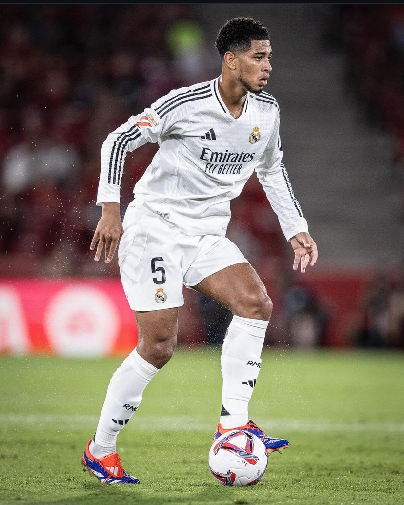 SeputarMadrid's tweet photo. 🚨 JUST IN: Sumber-sumber klub melaporkan bahwa cedera (benturan) yang dialami Jude Bellingham tampaknya tidak serius. 🏴󠁧󠁢󠁥󠁮󠁧󠁿

Kita lihat saja apakah ia akan masuk dalam skuat untuk pertandingan hari Minggu melawan Real Valladolid. [📰 @GuillermoRai_, @TheAthleticFC] https://t.co/73JTJax9Q5