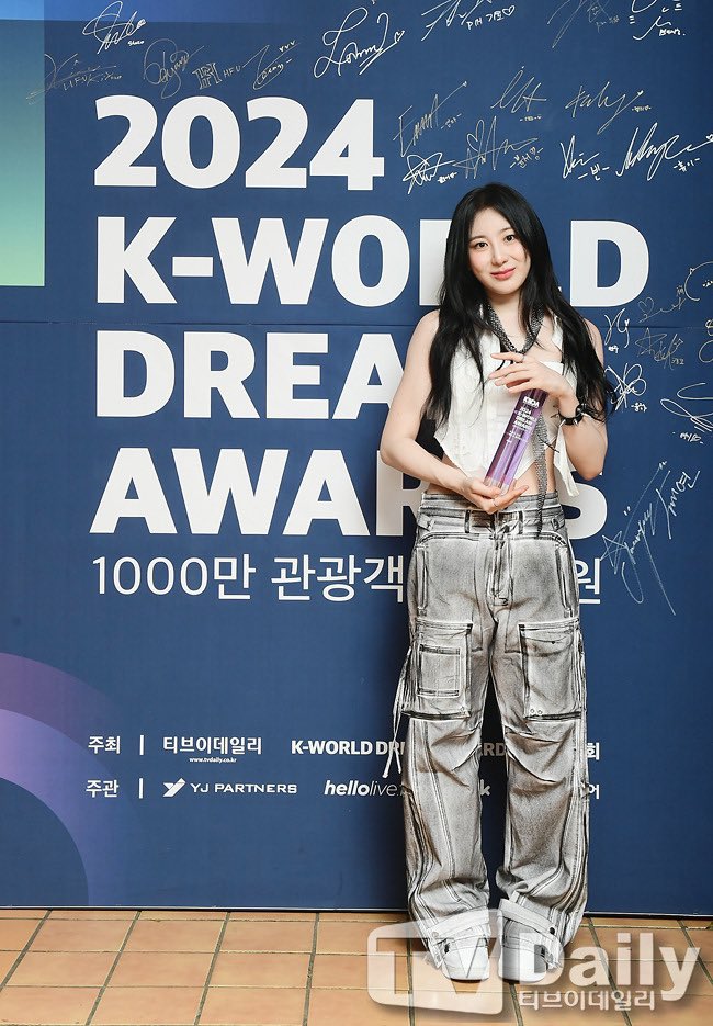 chaenpics's tweet photo. best all-rounder musician 🤍 https://t.co/bc6gYnpkMp