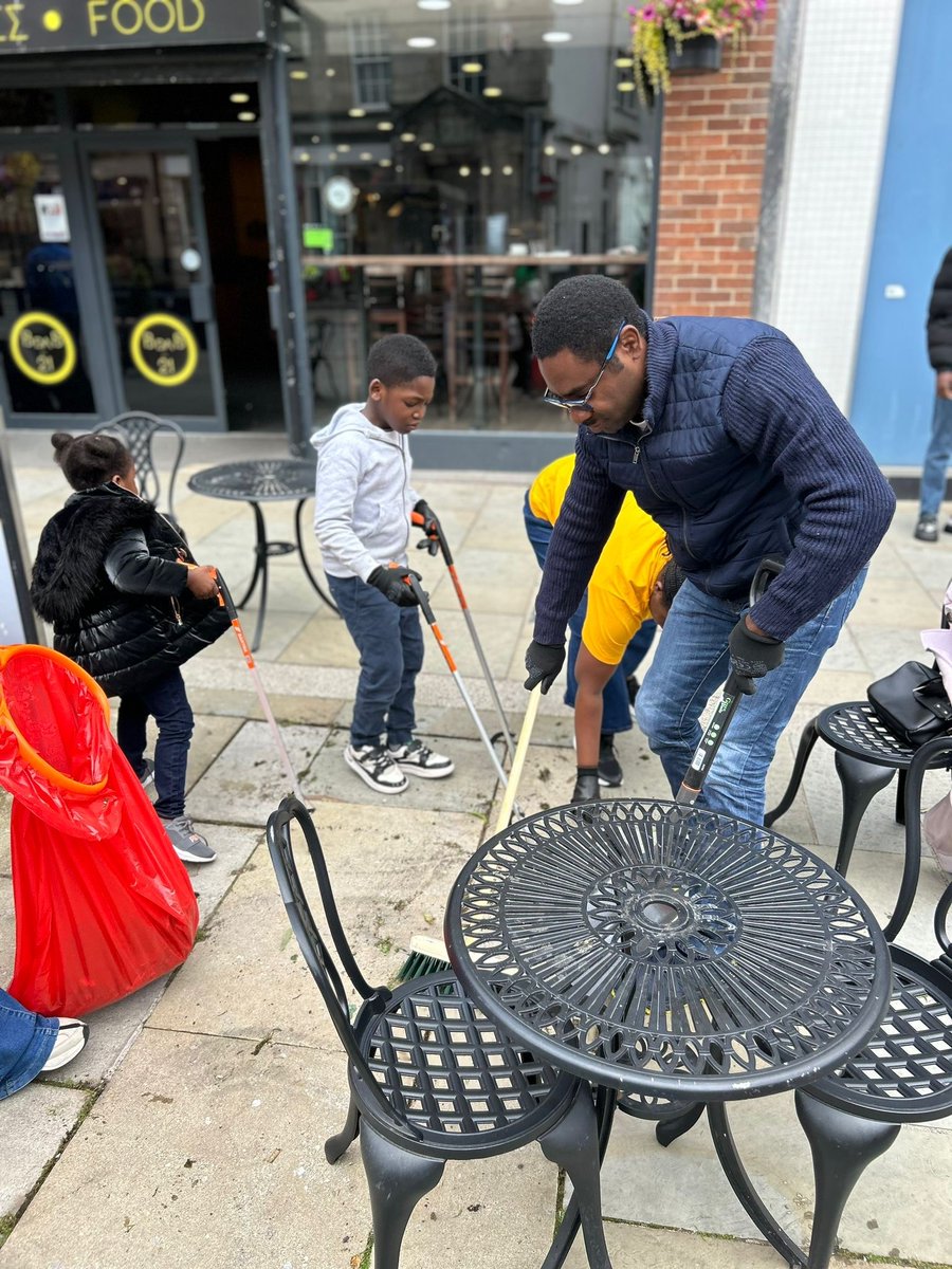 Diolch i bawb am gymryd rhan yn niwrnod glanhau'r Maer. 

Thank you to everyone for taking part in the Mayors clean-up day.