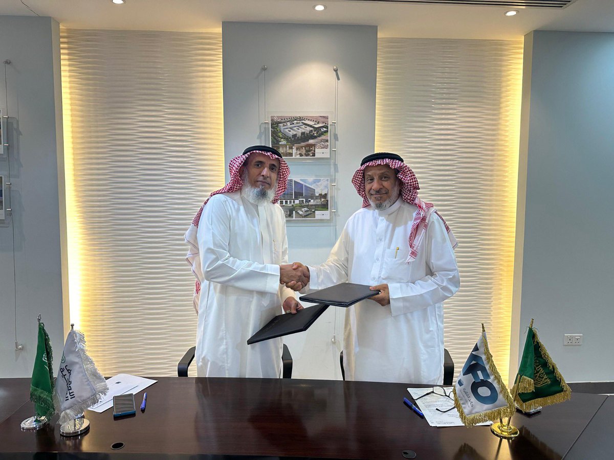 endowments_h's tweet photo. في خطوة جديدة نحو تحقيق رؤية مستقبلية واعدة في مجال الرعاية الصحية المستدامة، وقعت جمعية الأوقاف الصحية اتفاقية مع شركة المهندس خالد الفقيه للاستشارات الهندسية  لتطوير المخطط العام للقرية الوقفية الصحية وتصميم مركز رعاية الكلى . 
مَثّلَ الجمعية في توقيع الاتفاقية الرئيس التنفيذي أ. مؤيد الحدبان
 ومثل  الشركة المدير العام م. خالد الفقيه . تبلغ مساحة القرية الوقفية 15 ألف متر مربع، وتؤكد هذه الشراكة الاستراتيجية سعي الجمعية إلى بناء نظام صحي يلبي احتياجات المجتمع. #الأوقاف_الصحية #الرعاية_الصحية