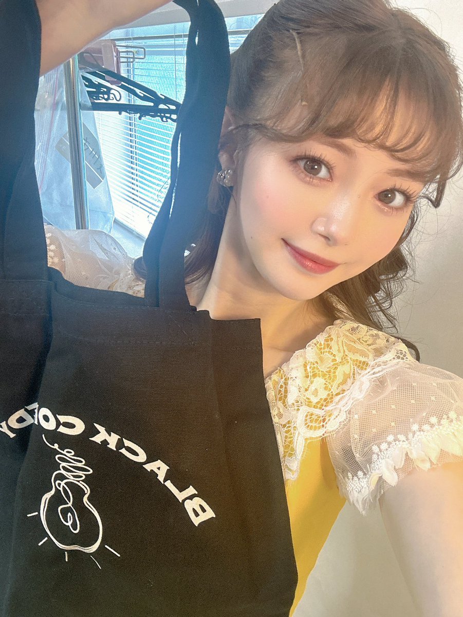 miorin_lemon212's tweet photo. 6日目 #ブラックコメディ ご観劇下さった皆様ありがとうございました💡

明日は14時〜18時〜の2公演🌼
上演時間は約1時45分、休憩なし！

当日券は毎公演、開演60分前から窓口にて販売してます❣️

気になっている方はぜひ観に来てください✨
IMM THEATERにてお待ちしてます♪
https://t.co/WAyubi3t89 https://t.co/PbnDptJAJx