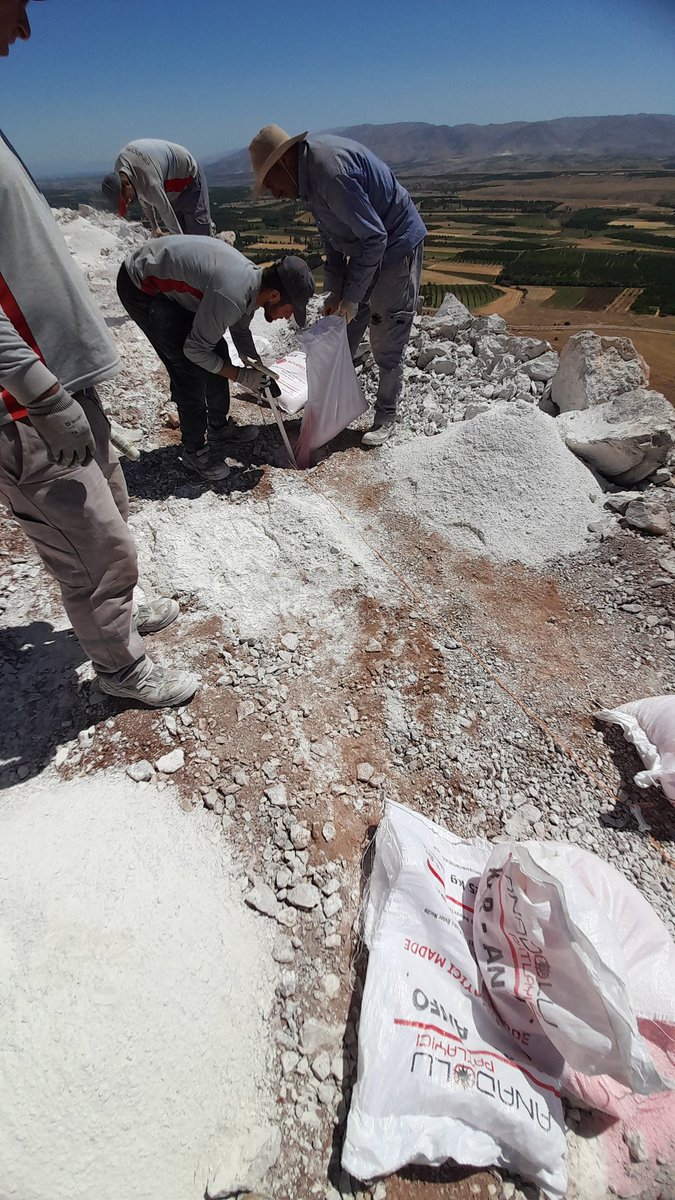 DenizSahinComTr's tweet photo. Beton üretiminde kullanılmak üzere kalker üretimi ve maden ocağı patlatma çalışması  güvenli ve verimli şekilde yapıyoruz.

#Malatya #Dsi #Kalker https://t.co/MZDIgO5qDI