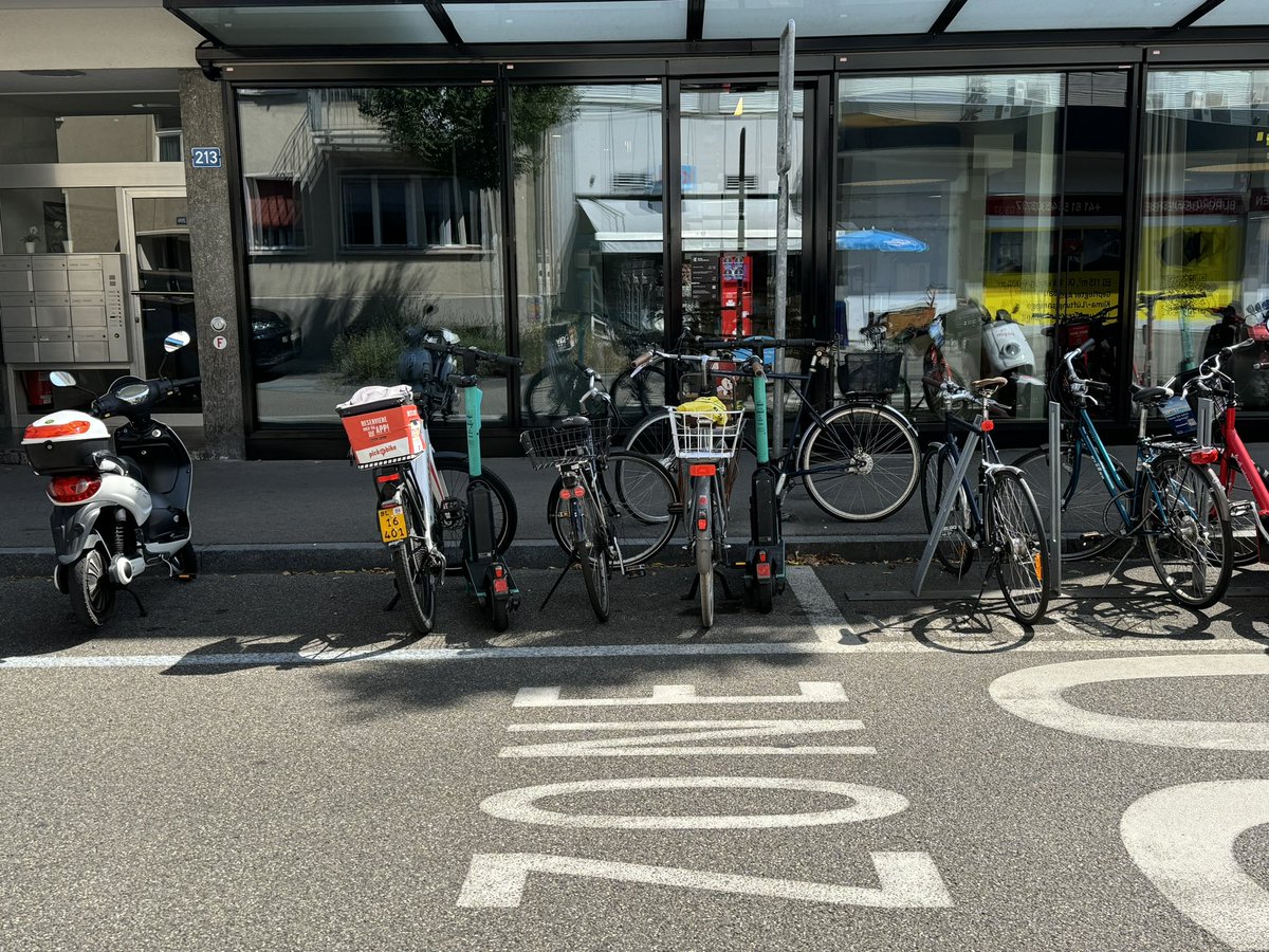 Das ist wieder typische Velo/Trottinett-Politik in Basel. Autofahrer, die auf Veloparkplätzen parken, müssen mit strengen Konsequenzen rechnen. Und hier?!
