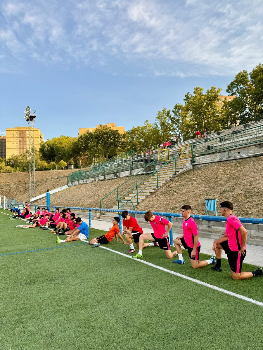 edmoratalaz's tweet photo. ¡El Aficionado B ya está en marcha! 💪⚽️ Arrancamos la pretemporada con todo el equipo concentrado en alcanzar nuestros objetivos. Cada entrenamiento nos acerca un paso más al éxito.
 ¡Vamos a por todas! 
#Pretemporada #AficionadoB #VamosEquipo #VamosMorata https://t.co/Xu017MX6xg