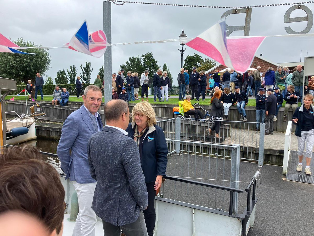 arjennolles's tweet photo. 10 jaar bestaat het “Reitdiepveer” inmiddels! Elk uur kun je van #MiddagHumsterland naar #HetHogeland  (en terug). Van april tot oktober. Dank aan een grote groep vrijwillige schippers. 
Zo vaak gebruikt, van school naar huis, of gewoon om een ijsje te halen in #Aduarderzijl. https://t.co/YF5OzhdEdF