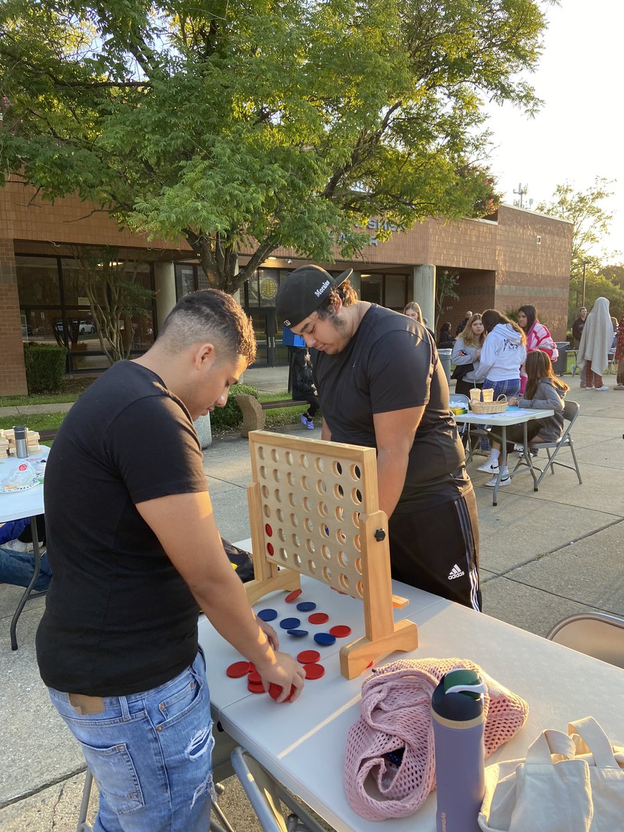 Senior Sunrise 🌅🧡💙🧡 <a href="/MsRoberson_WMHS/">Veena Roberson</a> <a href="/WMHSAPWiggins/">Rines Assistant Principal Wiggins</a> <a href="/AP_DrValverde/">Francisco J. Valverde-Daniels -WMHS AP</a> <a href="/WMHS_SBA/">Edwin Solano</a> <a href="/NadyaBriggs/">Nadya Briggs-WMHSAP</a>
