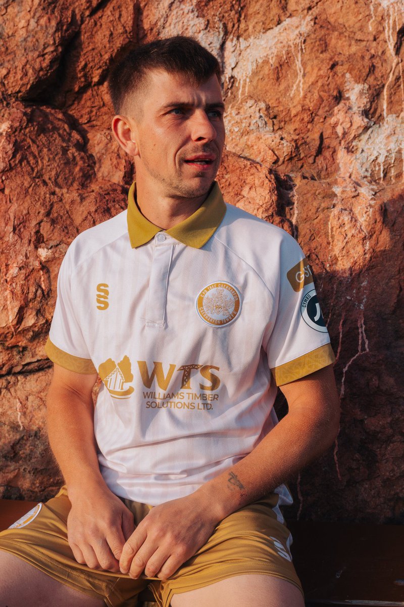 Caernarfon Town x Surridge 🏴󠁧󠁢󠁷󠁬󠁳󠁿 

🚨 GIVEAWAY 🚨 

Collar, Pinstripe, White and Gold🤩

For a chance to win this shirt:
Like, RT and follow <a href="/TheyThinkKits/">They Think Kits All Over</a> and the shirt designer <a href="/thedeepcreative/">The Deep</a>