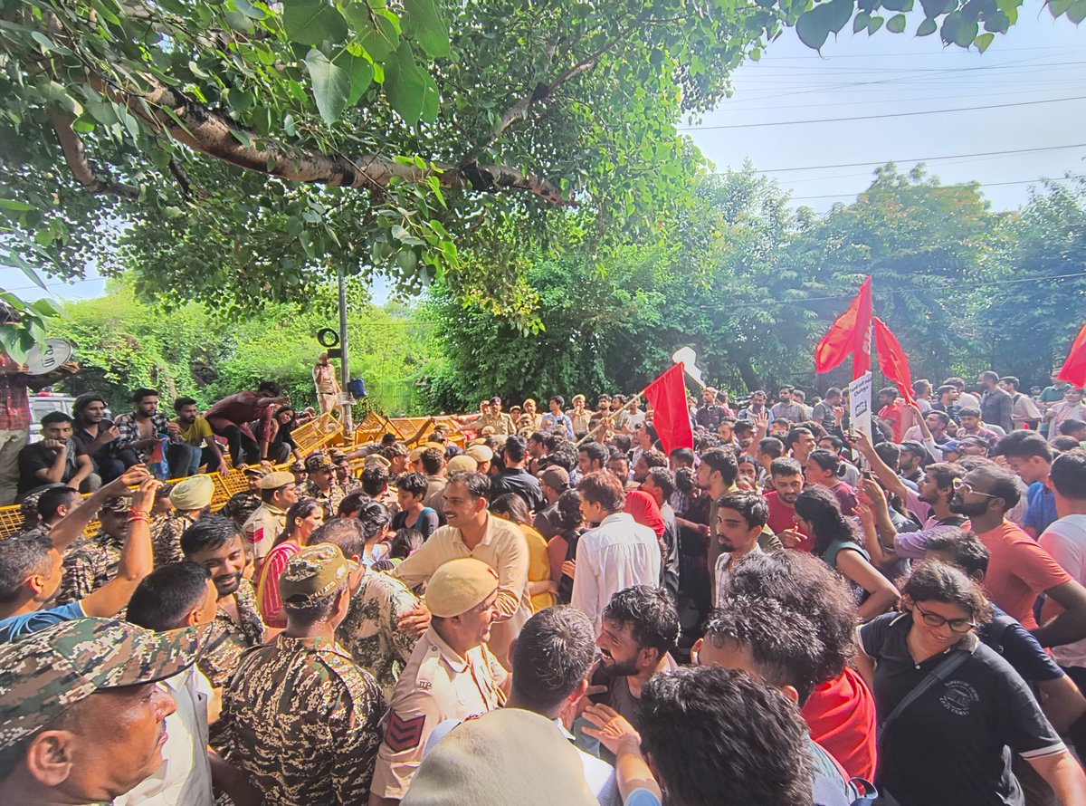 SathiDhananjay's tweet photo. आज जेएनयू के छात्रों ने अपने हक़ के लिए , सस्ती शिक्षा के लिए , जेएनयू को बचाने के लिए  शिक्षा मंत्रालय तक पैदल जाने के लिए निकले पर पुलिस की बर्बरता के बाद उन्हें डिटेन कर लिया गया । लड़ाई पर जारी है ।
जेएनयूएसयू भूख हड़ताल के 12 दिन । https://t.co/z00gtYYtm9