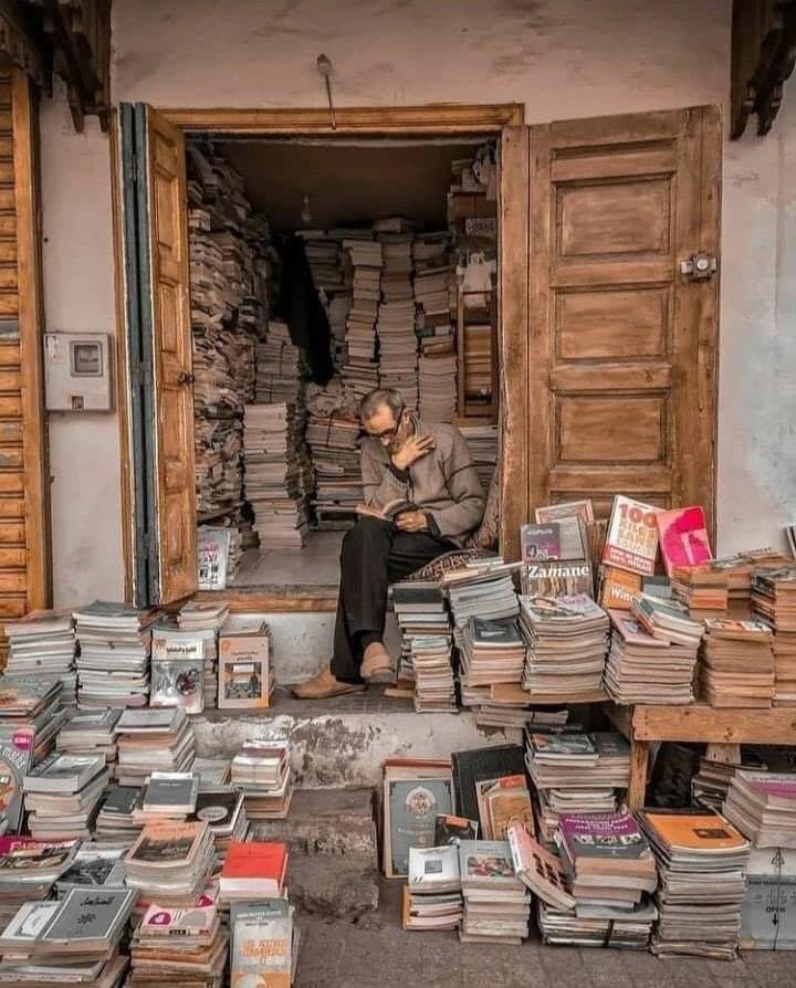 amorenloslibros's tweet photo. 📚 "El que acumula libros, acumula sueños y si tienes muchos sueños, eres joven aún cuando tengas ochenta años". 

🖌 Ugo Ojetti https://t.co/NnTp0VE0gw