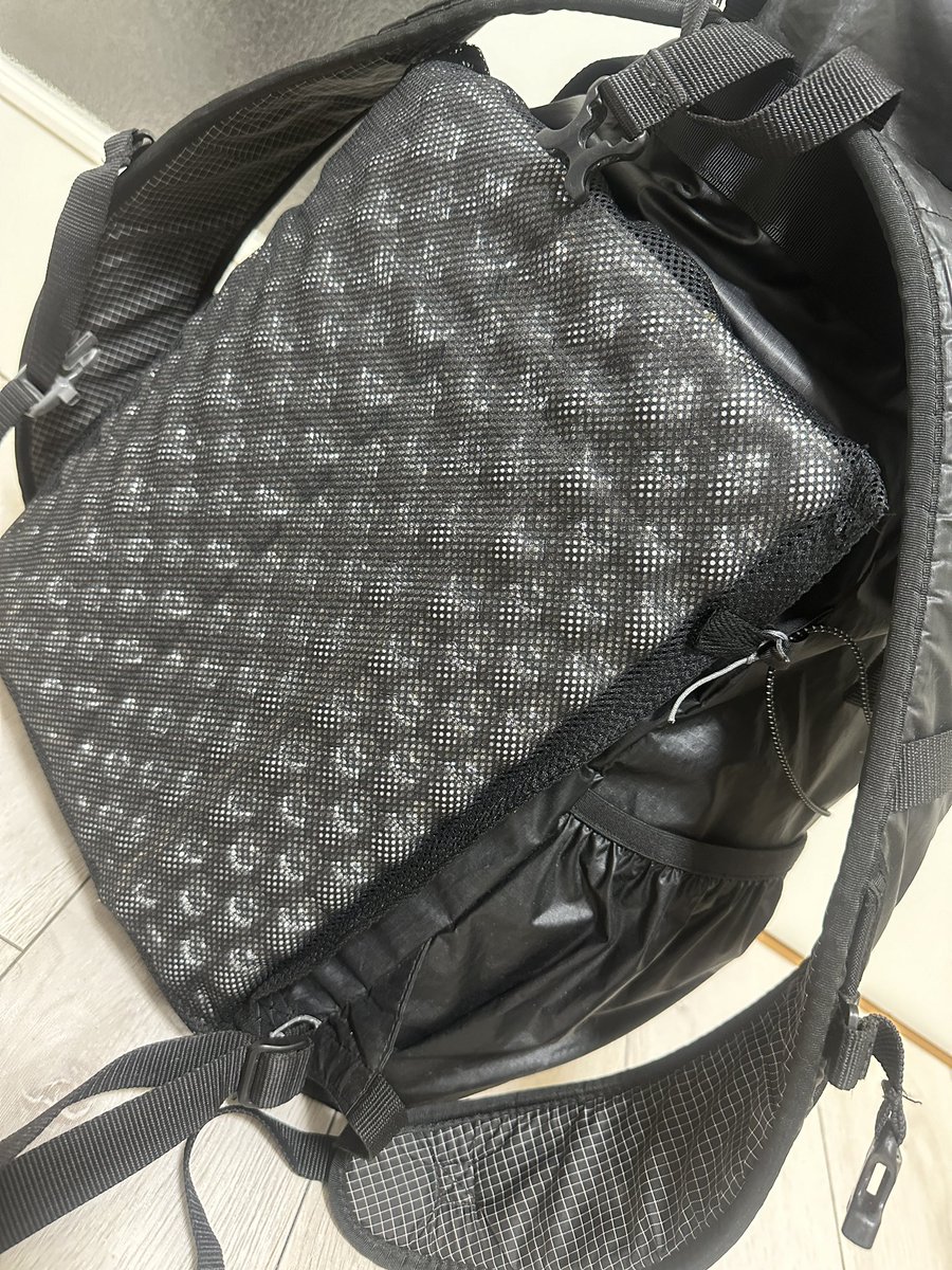 gowacaex's tweet photo. 久しぶりにキャンプギア作り。ダイソーのメッシュ巾着と綿テープでいい感じのマット取り付けが完成しました。

1.メッシュ巾着を裏返す
2.左右に補強として綿テープを縫う
3.バックパック取り付け用に紐通しを4箇所縫う

完成！

割とジャストサイズだったので調整も不要でした！ https://t.co/bVQPdThpSa