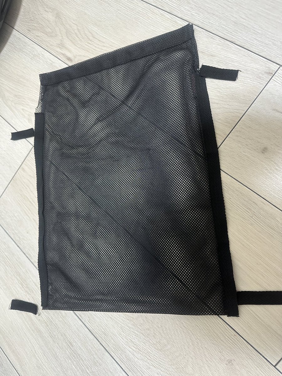 gowacaex's tweet photo. 久しぶりにキャンプギア作り。ダイソーのメッシュ巾着と綿テープでいい感じのマット取り付けが完成しました。

1.メッシュ巾着を裏返す
2.左右に補強として綿テープを縫う
3.バックパック取り付け用に紐通しを4箇所縫う

完成！

割とジャストサイズだったので調整も不要でした！ https://t.co/bVQPdThpSa