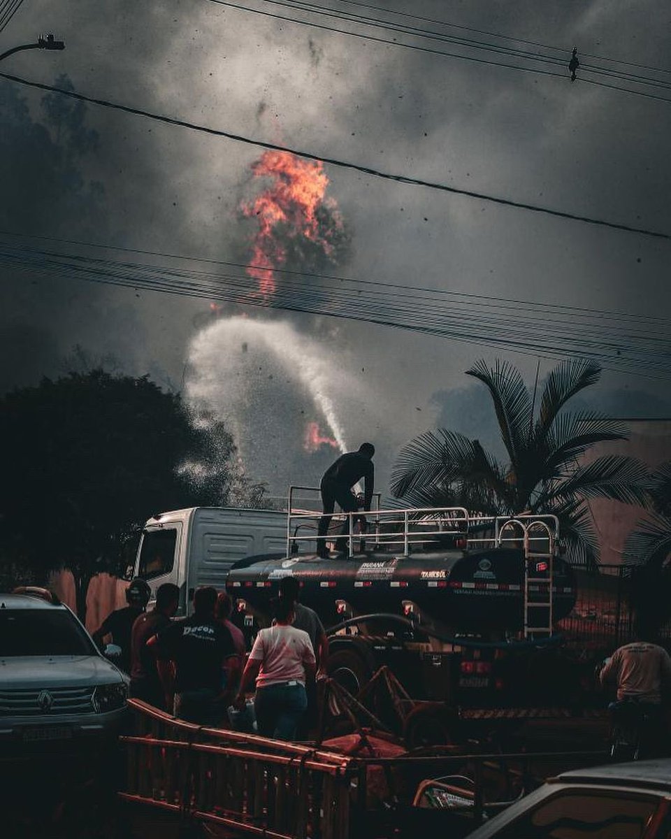 xiuunya's tweet photo. parece cena de filme, mas é a situação atual da minha cidade. 
isso está acontecendo a semana toda.
o cheiro está insuportável, pessoas sendo hospitalizadas.
não tem pra onde fugir https://t.co/wkfuObKExG