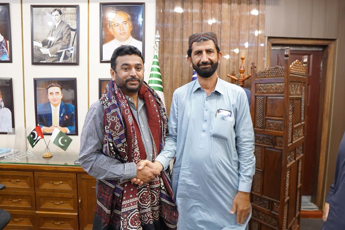 KashifShoroPPP's tweet photo. آج دفتر میں عوام سے ملاقات کی اور ان کے مسائل سنے اور انہیں فوری حل کرنے کی ہدایات جاری کیں۔ https://t.co/vKTqbZWZiE