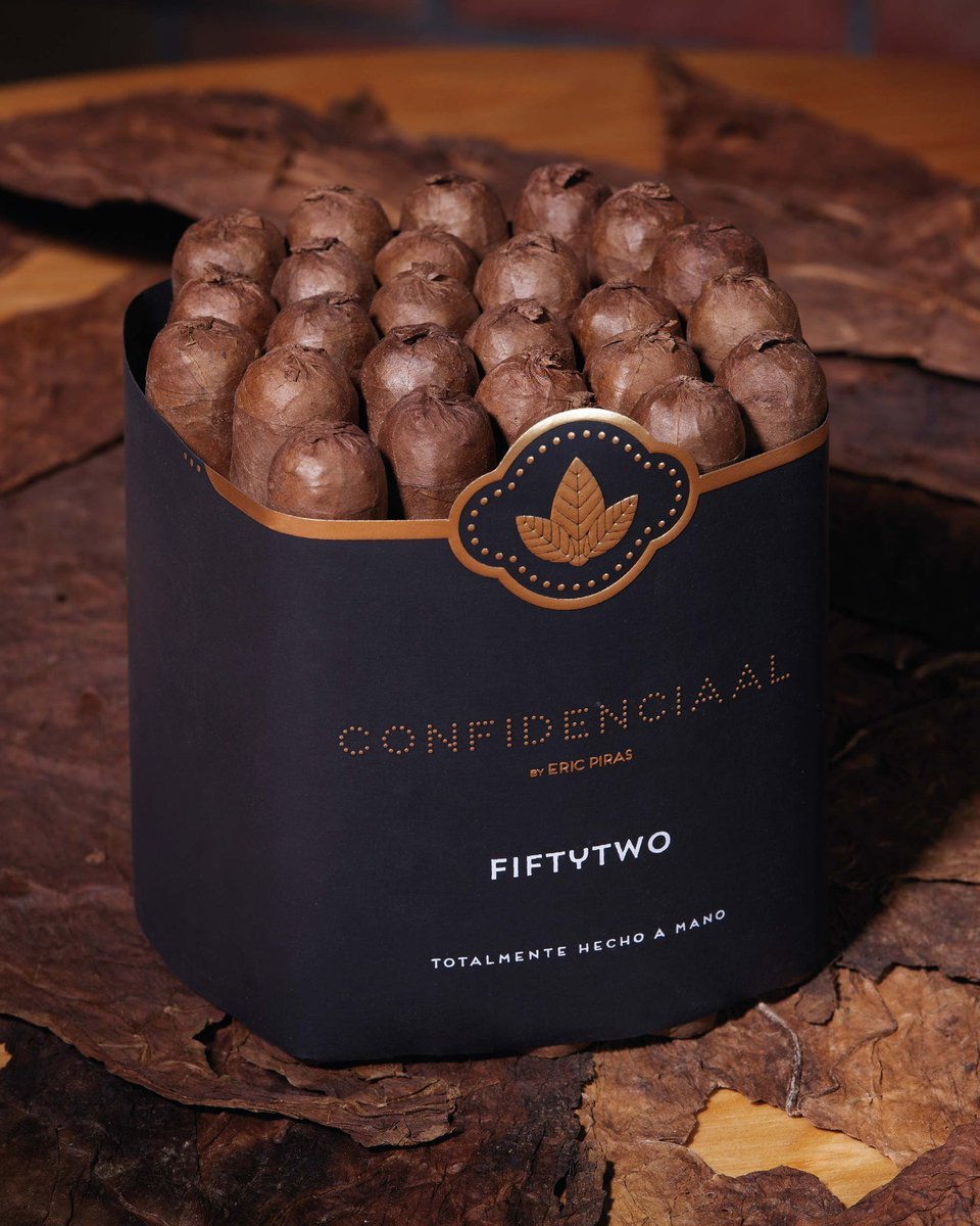 Confidenciaal FIFTYTWO ⚜️
This exceptional Robusto offers a light to medium body with hints of soft spices, nutmeg, cedar, and a touch of chocolate. A well-balanced cigar made from the finest ‘New World’ aged tobaccos, perfect for your everyday indulgence.