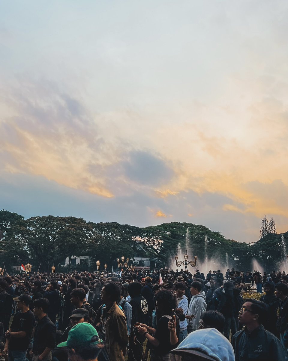 wiranagara's tweet photo. Senja kali ini: lantang mendesak seruan, menyeruak di kerumunan. Menolak lara dalam satu suara: Keadilan Sosial bagi Seluruh Rakyat Indonesia. 

Malang, 23 Agustus 2024. https://t.co/QE7ujKWSNl