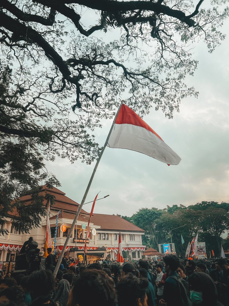 wiranagara's tweet photo. Senja kali ini: lantang mendesak seruan, menyeruak di kerumunan. Menolak lara dalam satu suara: Keadilan Sosial bagi Seluruh Rakyat Indonesia. 

Malang, 23 Agustus 2024. https://t.co/QE7ujKWSNl