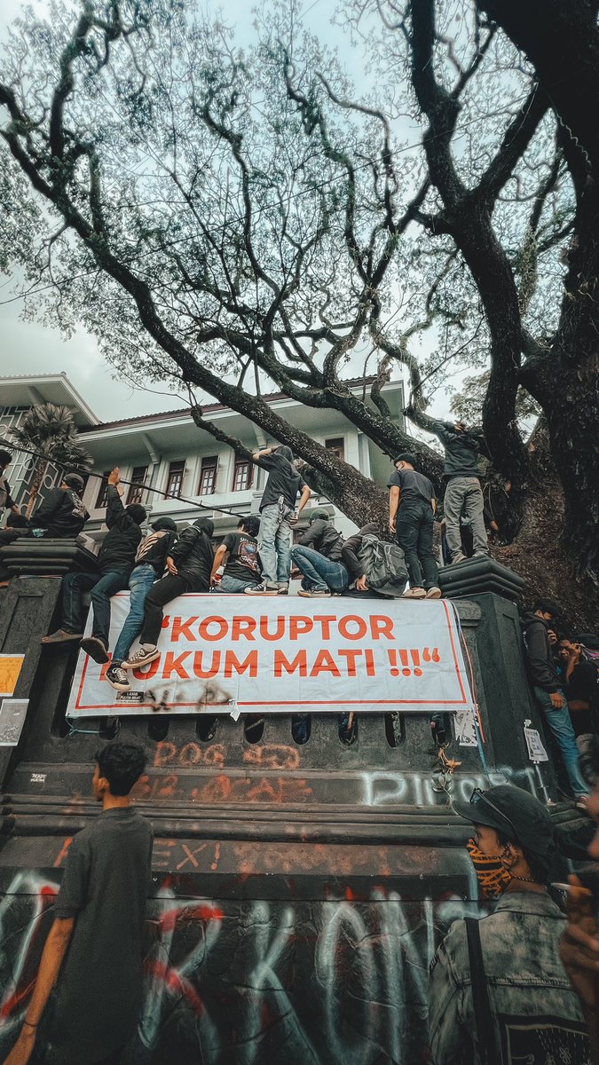 wiranagara's tweet photo. Senja kali ini: lantang mendesak seruan, menyeruak di kerumunan. Menolak lara dalam satu suara: Keadilan Sosial bagi Seluruh Rakyat Indonesia. 

Malang, 23 Agustus 2024. https://t.co/QE7ujKWSNl