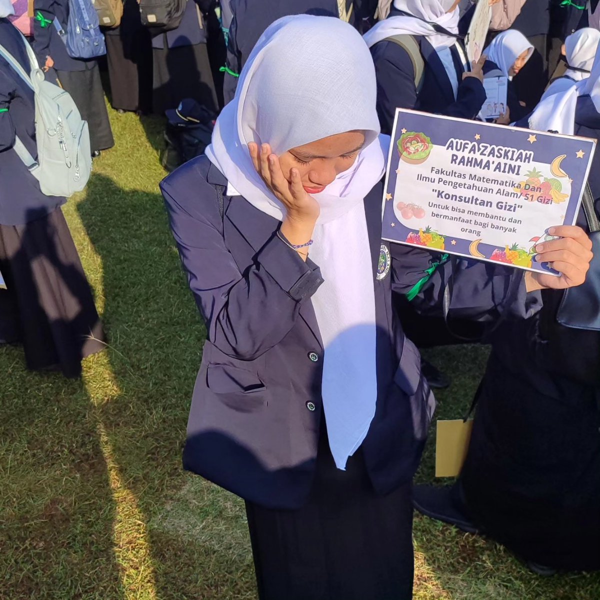 aufazraa's tweet photo. Expresi Pemuda Cakra
3  fanfact
-suka makan telur
-suka kopi
-suka ales

Saya Aufa Zaskiah Rahma'aini bangga menjadi bagian dari Laskar Dewantara Muda 2024 Universitas Negeri Malang]

#Day4PKKMBUM2024 #PKKMBUM2024 #MabaUM2024 #SinergiKreasi #BEMUM2024 #UMtheOnlyOne #SahabatMaha https://t.co/Zi0x3kJfp8