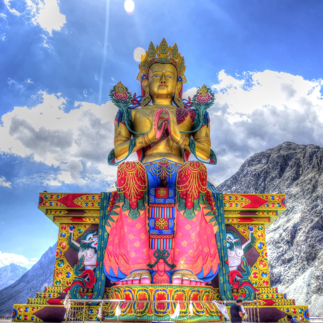 polarsteps's tweet photo. Perched high above Nubra Valley in Ladakh, #DiskitMonastery is the largest and oldest in the region 🤯

This sprawling 14th-century complex offers jaw-dropping views, a 36m Maitreya Buddha statue, and a maze of whitewashed buildings 🕍 https://t.co/9xOT0SdukO
