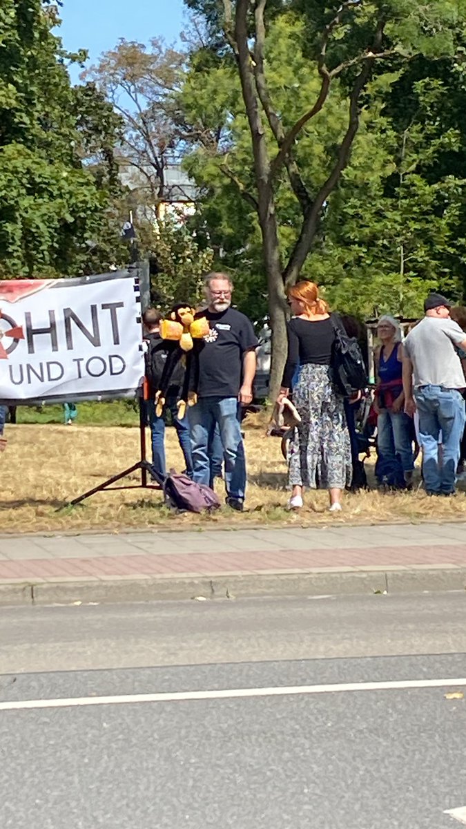 MaltusPanda's tweet image. Neben Menschen mit Affen – Stofftieren wird hier in Mainz ganz viel verkauft: T-Shirts, drei Bücher und Nahrungsergänzungsmittel. Nur Kaffee, den scheint es bei den Querdenkern umsonst zu geben. #mz2308 #querdenken