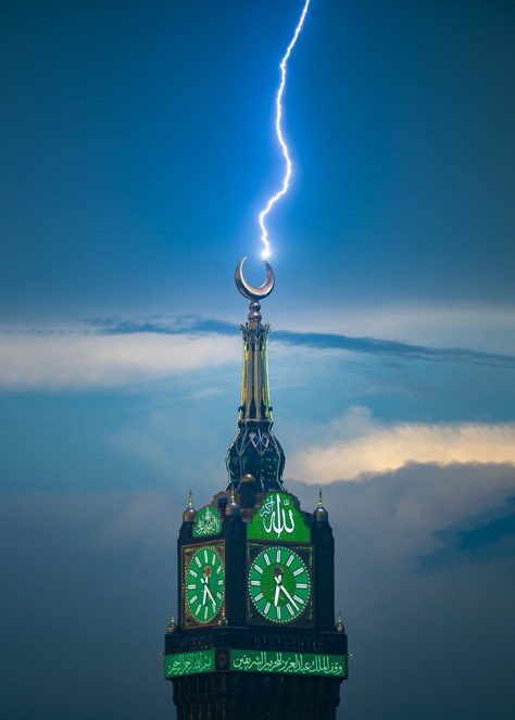 لنا شوقٌ يُحاصِرُنا
لمكةَ إذ هوى المطرُ
وإنْ صدحَ الاذانُ وإنْ ..أنارت عُتمَهَا السُّـوَرُ 

إذا ذُكِرَت نحنُّ لها 
وماءُ العينِ ينهمرُ
وتغدو الروح تائهةٌ .. وهذا القلبُ يحتضرُ 🕋💔