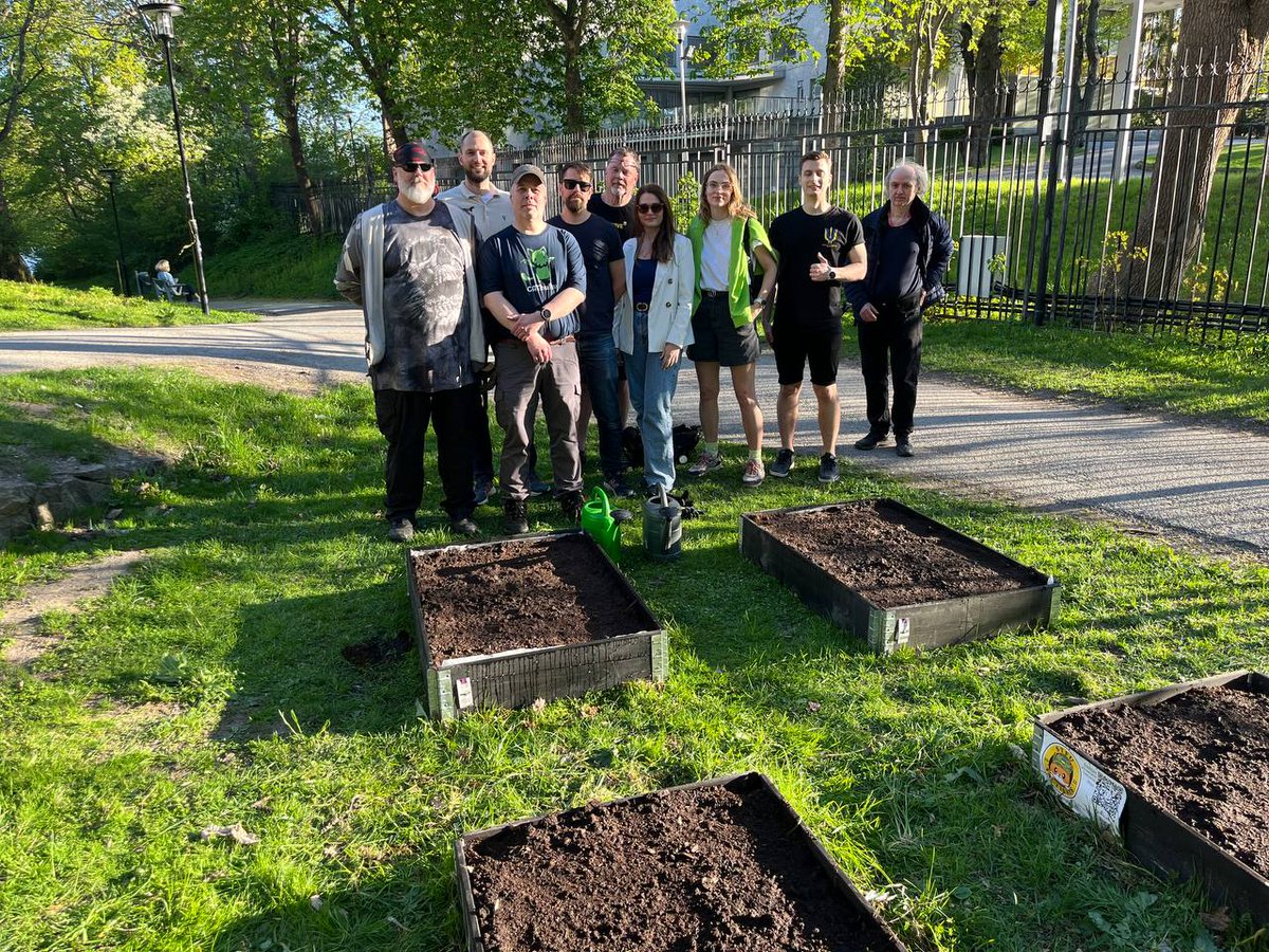 STFUtacticats's tweet photo. Four orgs @STFUtacticats @uvhub_sthlm @BlagulaBilen @AuroraAid_EU unite to plant 🌻 across Stockholm, symbolizing Ukrainian resistance &amp; solidarity. 

We're raising funds for a medical evacuation 🚙 for Ukraine's Main Directorate of Intelligence.

SWISH: 1230549030 "Sunflowers" https://t.co/4t8sa3hbZM