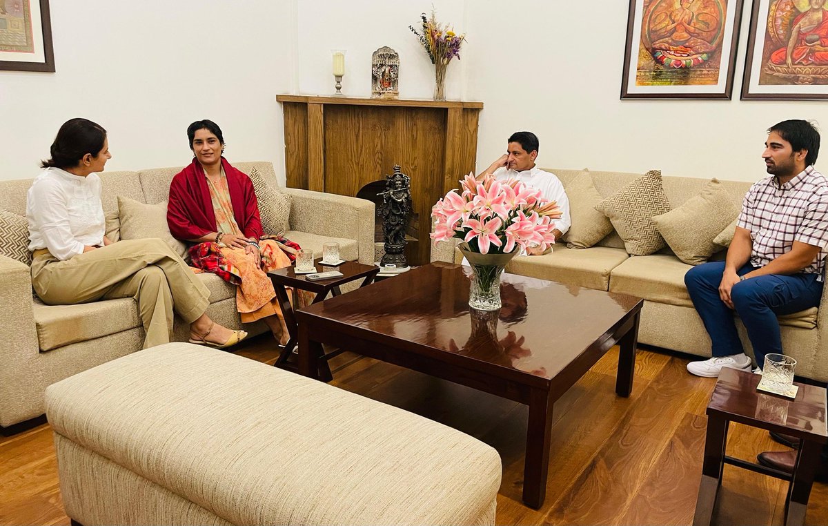दिल्ली निवास पर देश की बेटी, हरियाणा की शान हमारी बहन विनेश फोगाट और उनके पति भाई सोमवीर राठी से पारिवारिक भेंट हुई। <a href="/Phogat_Vinesh/">Vinesh Phogat</a>