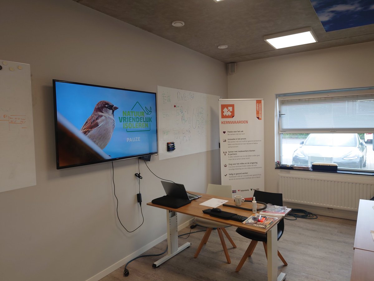 Vandaag weer een incompany training #natuurvriendelijk #isoleren geven bij <a href="/TakkenkampISO/">Takkenkamp Isolatie</a> Leuke ploeg die kritisch meedenkt hoe natuurvriendelijk isoleren de standaard wordt. :⁠-⁠)