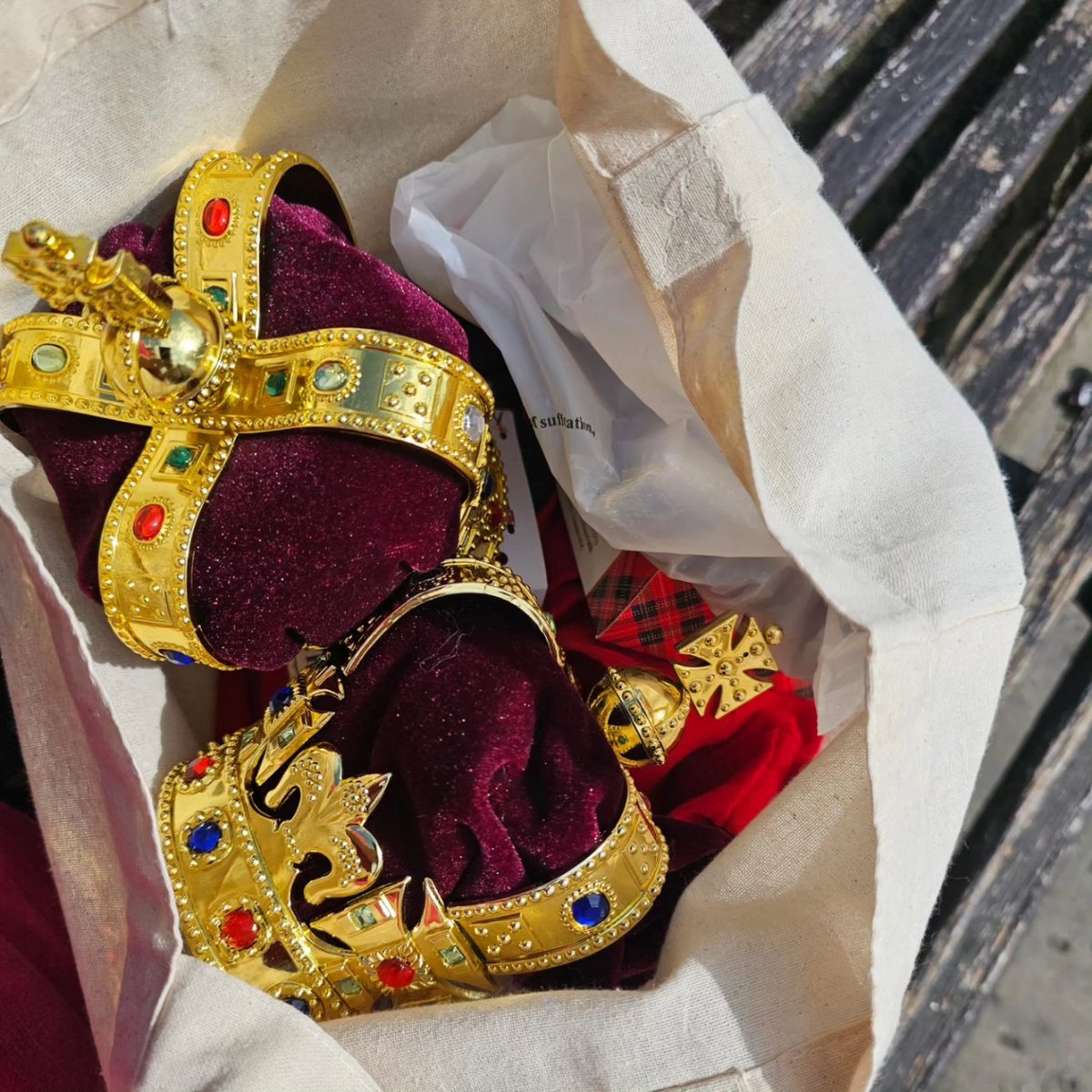 Ko vajag bērniem Vindzoras pils suvenīru veikaliņā 🤣