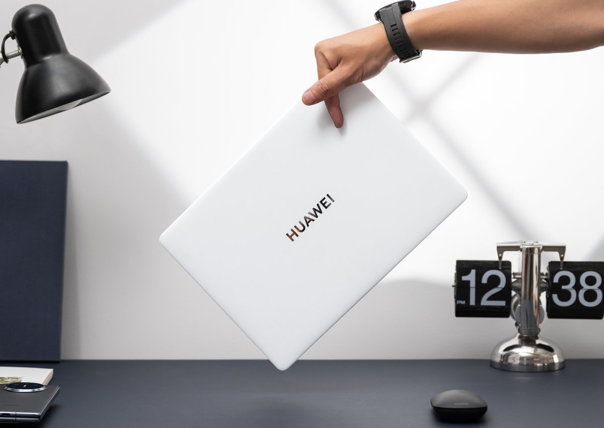 HuaweiZA's tweet image. Presenting to you the latest #HUAWEIMateBookXPro in an elegant white , inspired by the beauty of nature. Let's begin a creative journey together!💻#CreationOfBeauty