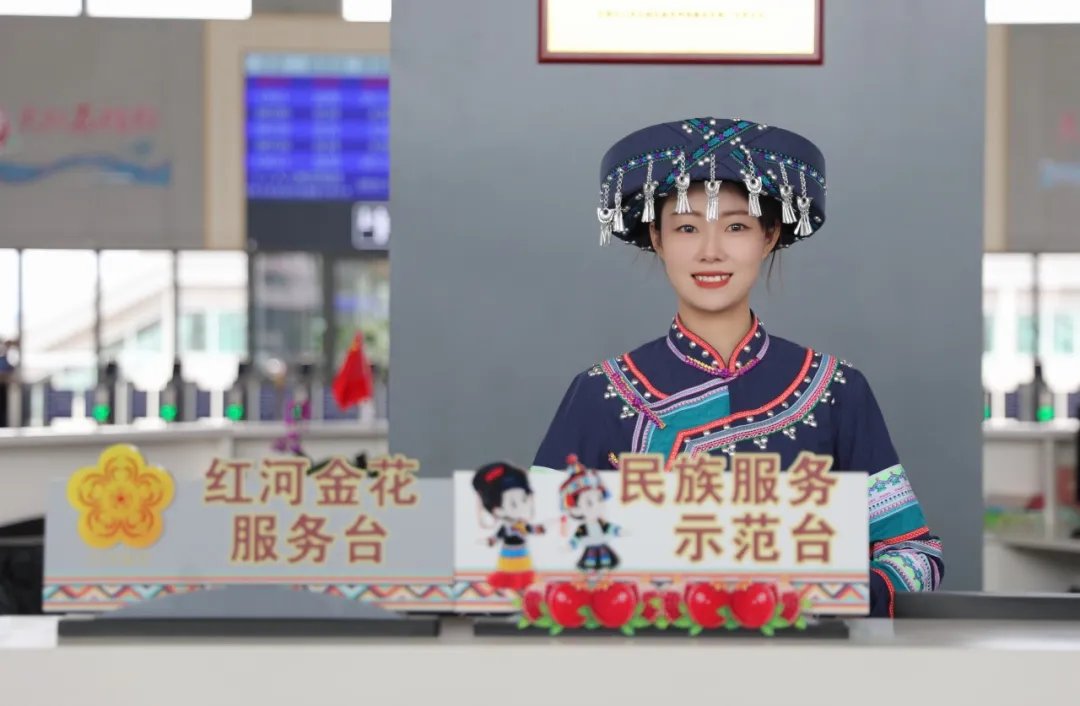 ChinaRailways's tweet image. New railway uniforms are here! CR-#Kunming has transformed 16 ethnic unity model stations into cultural landmarks reflecting local characteristics. Station attendants now wear traditional ethnic attire, offering personalized services to travelers. #ChinaRailway #RailwayTime