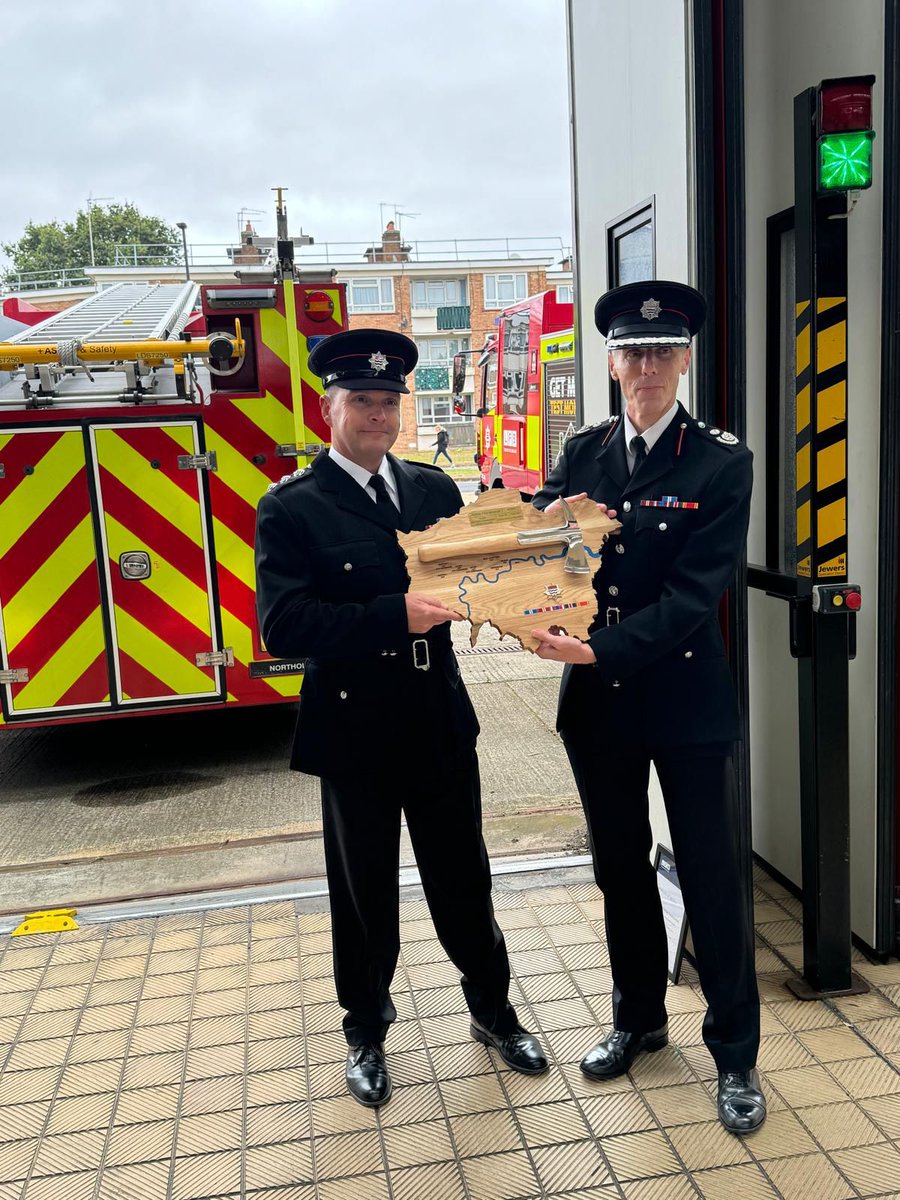 LondonFire's tweet photo. #Thisweek following 29 years of service, we said a sad goodbye to Station Commander Steve Collins with a final roll call at #Northolt fire station.
Steve's legacy is the introduction of fire escape hoods - a vital piece of kit that's saved 200+ lives.  https://t.co/z3xjMbaPxV https://t.co/3uUIA53HKh