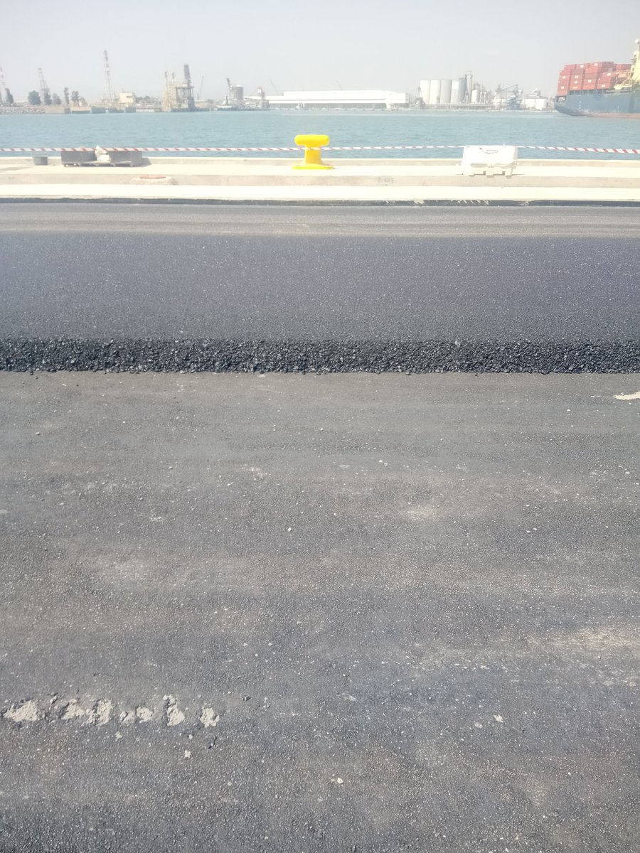 Aprovechando que corre un poco el aire, vamos a asfaltar este tramo, a ver si no dejamos de pasar calor.