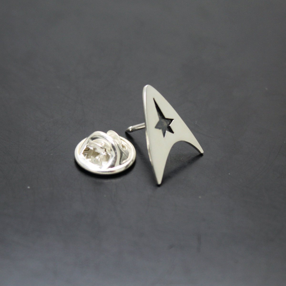 Plataica's tweet photo. 🖖 "¡Teletranspórtame, Scotty!"- Capitán Kirk 💬
🛡️ Insignia #Delta de la #FlotaEstelar de #StarTrek 🖖 #pin en #plata925
👉 https://t.co/Z8tApiEFU3
#joyeríaartesanal #envíogratis #startrekkers #startrekfan #InsigniaDelta #SilverPin #trekkie https://t.co/xPKL751bUV