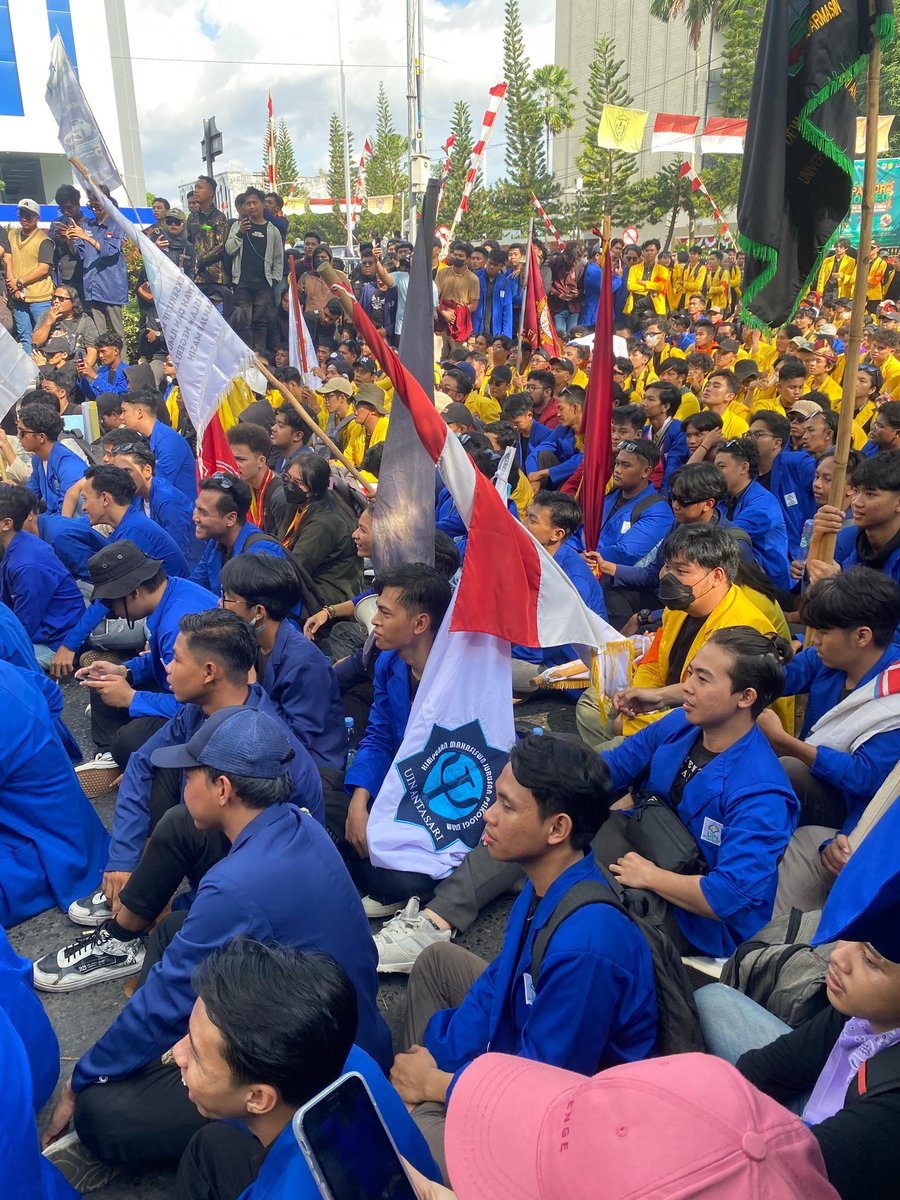 limerencious's tweet photo. Ini perjuangan dari kota kami hari, semoga hal hal baik selalu menyertai para pejuang aamiin

Banjarmasin, 23 Agustus 2024

#KawalPutusanMK 
#TolakPilkadaAkal2an 
#TolakPolitikDinasti 
#PeringatanDarurat 
#MenjagaPutusanMK
#IndonesiaEmergencyDemocracy https://t.co/6AuKiKDT6P