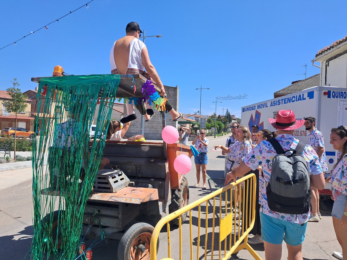 ketari's tweet photo. Que vivan las fiestas populares https://t.co/khgVzVBSiV