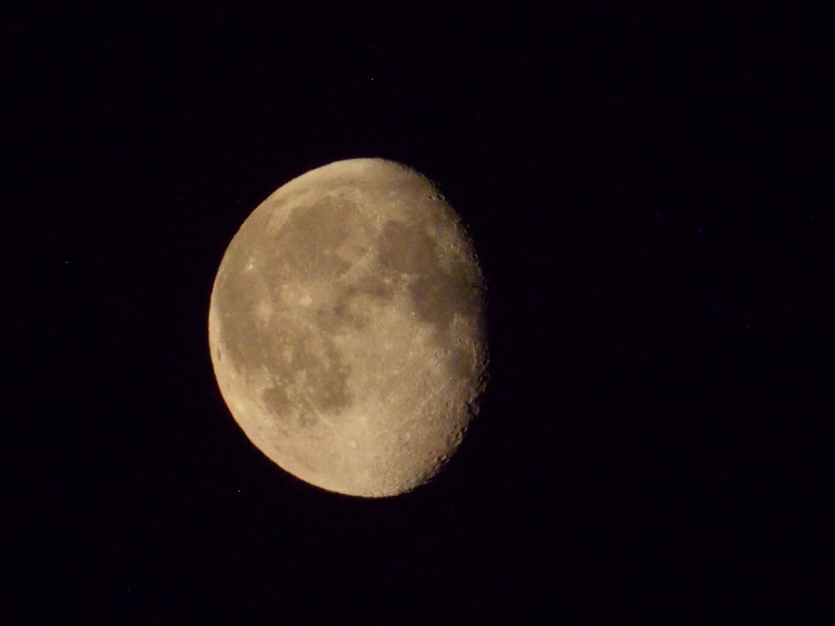 Emy_ramoss's tweet photo. Comecei a fotografar por acaso e resolvi tirar uma foto da lua, tô boba até agora Aaa🌖📸🥺

Camêra: Nikon coolpix P510 https://t.co/cq5HA6CftY
