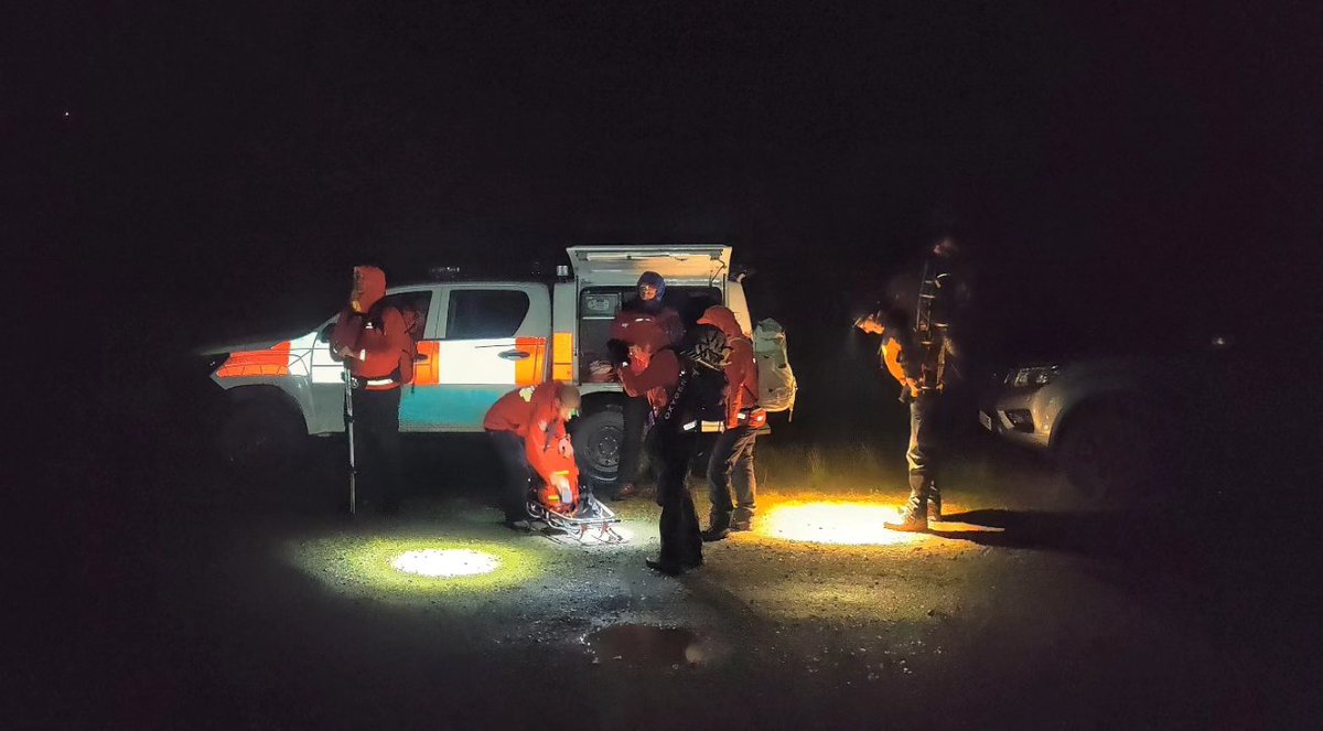 LomondMRT's tweet image. #CallOut 29/24
Last night, as the team was wrapping up a training session at the Post in Drymen, we were alerted by Police at 21:43 to a group of walkers who had become lost and disorientated whilst descending from the summit of Ben Venue.
Everyone off the hill safely by 01:18
