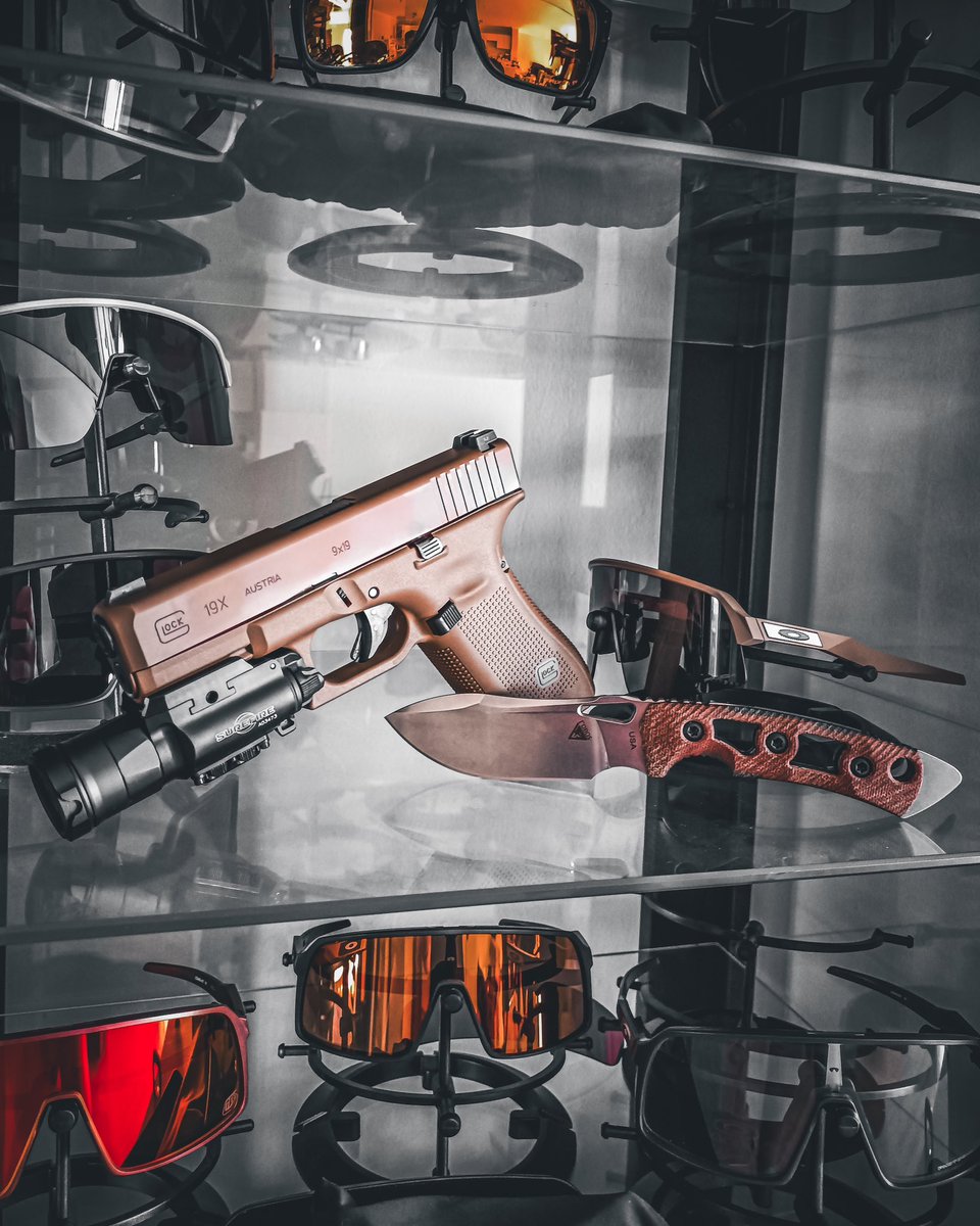 Sean_Sako's tweet image. Fifty Shades of #FDE | @fobos_blades  | @oakley | @SureFireLLC | @GLOCKInc 

#edc #surefirexh30 #glock19x #2a